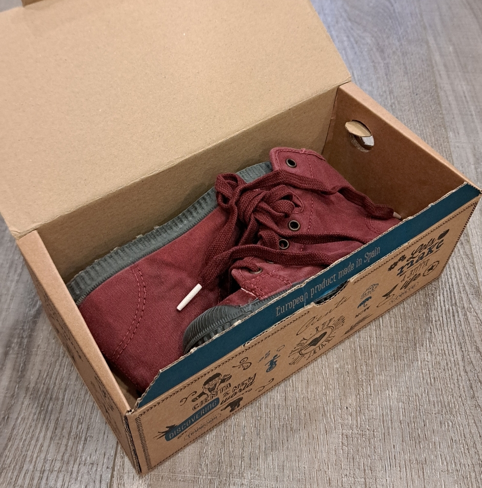 CIENTA Burgundy High-Top Sneakers